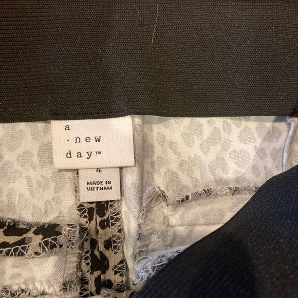 Leopard print A New Day cigarette pants Women’s sz 4 ankle pants - Picture 4 of 4